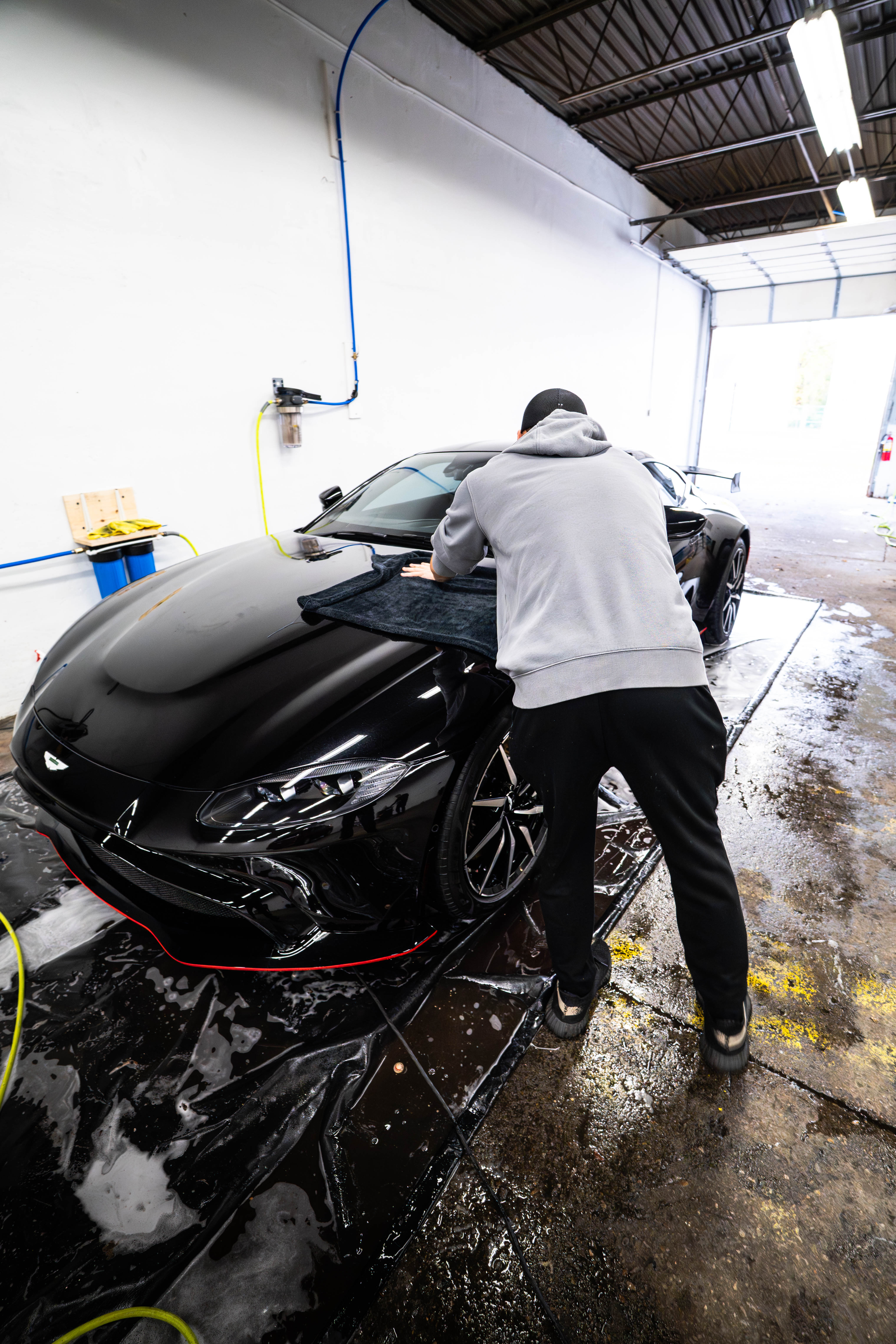 Aston Martin Photo 3